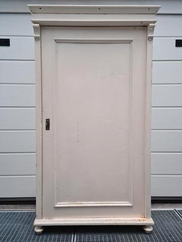 Antieke eendeurskast. Mooie geleefd wit kast beschikbaar voor biedingen