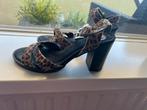 Sandalen hak tijgerprint, Kleding | Dames, Schoenen, Ophalen of Verzenden, Gedragen, Sandalen of Muiltjes