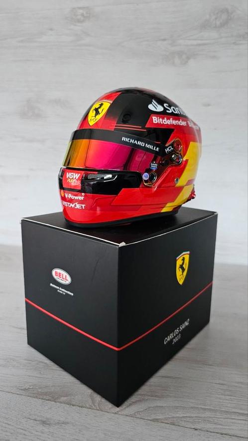 Carlos Sainz Scuderia Ferrari 2023 helm 1:2, Verzamelen, Automerken, Motoren en Formule 1, Nieuw, Formule 1, Ophalen of Verzenden