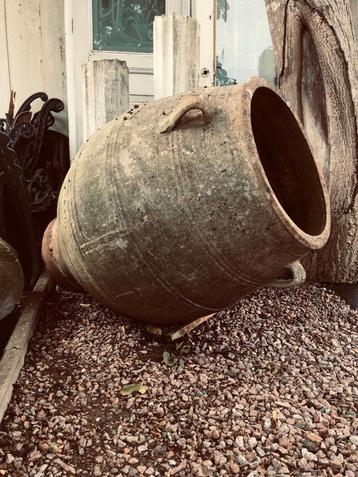 2 XXL antieke terracotta olijfkruik / tuinvaas  beschikbaar voor biedingen