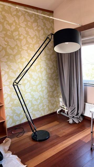 Staande kamerlamp beschikbaar voor biedingen