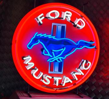 FIFTIES SIXTIES NEONVERLICHTING FORD MUSTANG MET ACHTERPLAAT beschikbaar voor biedingen