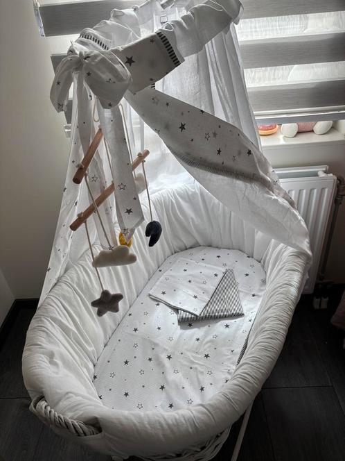 Baby wieg - gevlochten met wielen, Kinderen en Baby's, Babywiegjes en Ledikanten, Zo goed als nieuw, Wieg, Ophalen