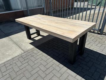 Industriële eettafel met stalen poten 220cm beschikbaar voor biedingen
