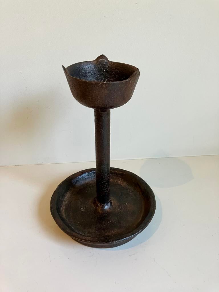 Zeer oude ijzeren Chinese/Mongoolse kandelaar/oliebrander, Antiek en Kunst, Ophalen of Verzenden, Overige materialen