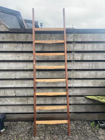 houten ladder beschikbaar voor biedingen