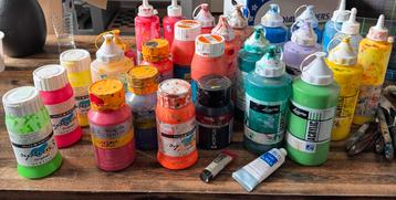 Partij Acrylverf, Spuitverf, Vernis, Kwasten beschikbaar voor biedingen