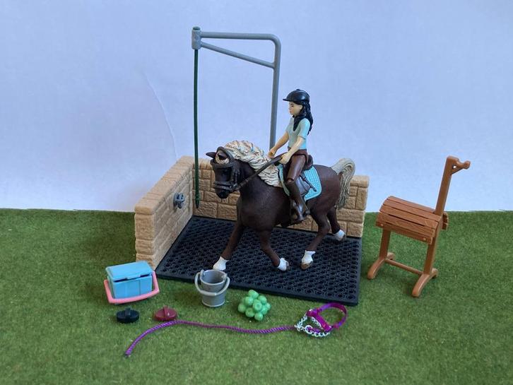 Schleich 42438 Paarden Wasbox met Emily & Luna paard poetsen, Verzamelen, Dierenverzamelingen, Zo goed als nieuw, Beeldje of Figuurtje