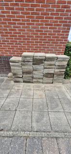 GRATIS Ongeveer  100 tegels 30 x 30 cm, Tuin en Terras, Ophalen, Gebruikt, Overige materialen, Overige typen