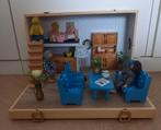 Houten Poppenhuis koffertje met houten meubeltjes en popjes, Ophalen of Verzenden, Poppenhuis