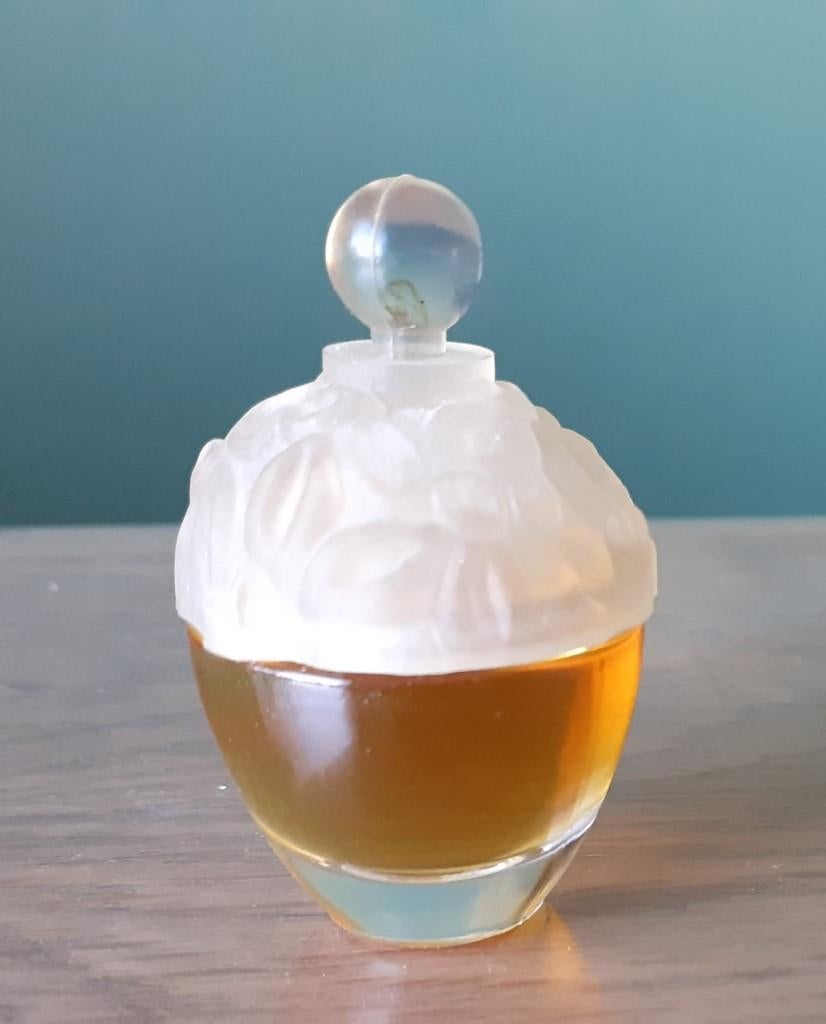 Laura ASHLEY miniatuur, Verzamelen, Parfumverzamelingen, Ophalen of Verzenden, Zo goed als nieuw, Miniatuur, Gevuld