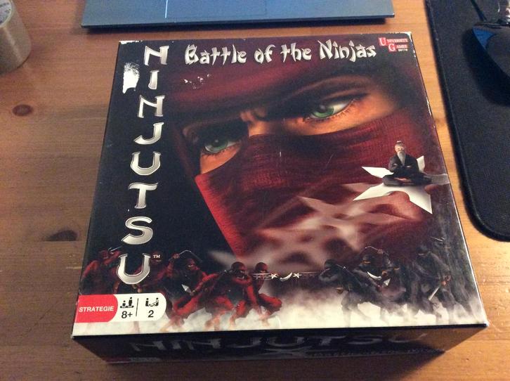 Ninjutsu, battle of the Ninjas. Nieuw. Doos heeft kastschade, Hobby en Vrije tijd, Gezelschapsspellen | Bordspellen, Nieuw, Een of twee spelers