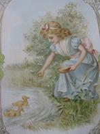 Grote Antieke Scrap Kaart - Meisje Voert Eendjes 15 x 11 cm, Verzenden, Voor 1920, Kinderen