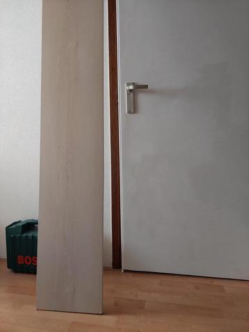 Houten plank beschikbaar voor biedingen