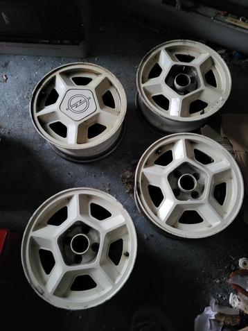 Set van 4 Opel manta Velgen met naafkap komen van i200 beschikbaar voor biedingen