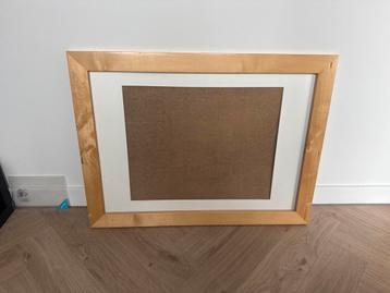 Houten fotolijst met passe-partout beschikbaar voor biedingen