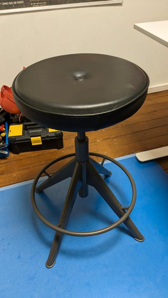 Trollberget IKEA Zit/sta Kruk - In Hoogte Verstelbaar., Huis en Inrichting, Bureaustoelen, Zo goed als nieuw, Bureaukruk, Zwart