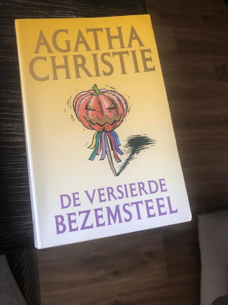 De Versierde Bezemsteel - Agatha Christie, Ophalen of Verzenden, Zo goed als nieuw