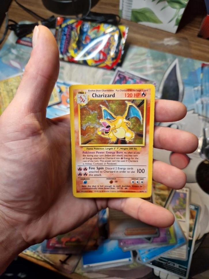 Charizard Holo 4/102 Base Set 1999 Wotc nr1, Hobby en Vrije tijd, Verzamelkaartspellen | Pokémon, Zo goed als nieuw, Losse kaart