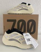 Adidas Yeezy 700 V3 Azael (Maat 36 2/3) nieuw, Wit, Nieuw, Ophalen of Verzenden, Sneakers of Gympen