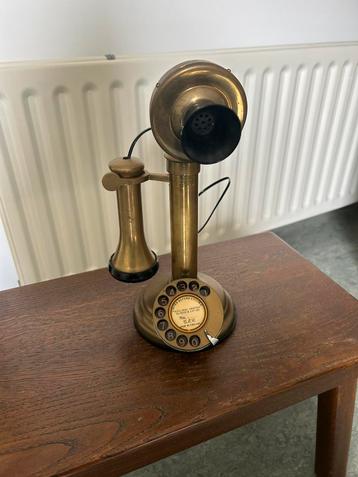 Vintage werkende messing tafeltelefoon beschikbaar voor biedingen