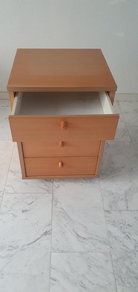 Kastje met 4 lades – gratis af te halen., Huis en Inrichting, Slaapkamer | Nachtkastjes, Zo goed als nieuw, 70 cm of meer, Minder dan 45 cm