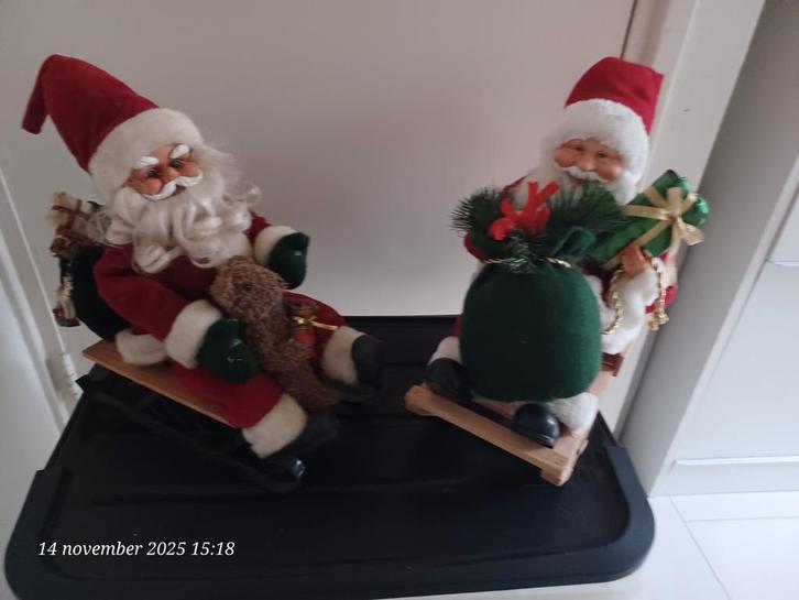 2x kerstman op arreslee/slee 6€, Diversen, Kerst, Ophalen of Verzenden