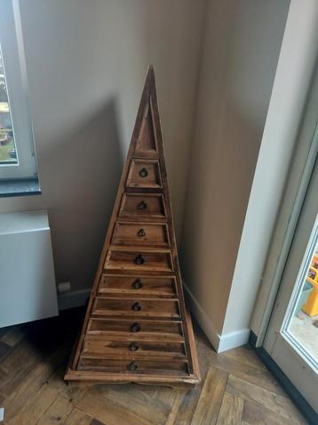 Handgemaakte ladenkast. Piramidekast. beschikbaar voor biedingen