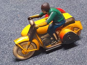 Oude blikken motor beschikbaar voor biedingen