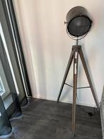 2 staande lampen metalen soort filmlamp met houten 3 poot, Huis en Inrichting, Lampen | Vloerlampen, Ophalen, Zo goed als nieuw