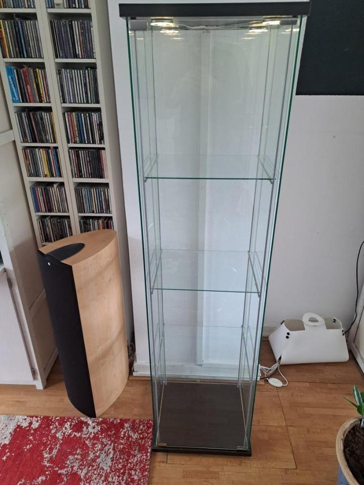 IKEA glazen vitrinekast met LED verlichting, Huis en Inrichting, Kasten | Vitrinekasten, Gebruikt, 150 tot 200 cm, Minder dan 50 cm