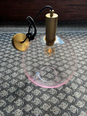 Roze Glazen Hanglamp met Gouden Details beschikbaar voor biedingen