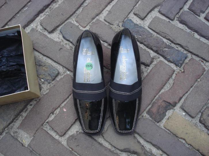 GRATIS VERZENDEN NIEUWE ZWARTE LAK ALEXANDRIA PUMPS 37, Kleding | Dames, Schoenen, Nieuw, Schoenen met lage hakken, Zwart, Verzenden