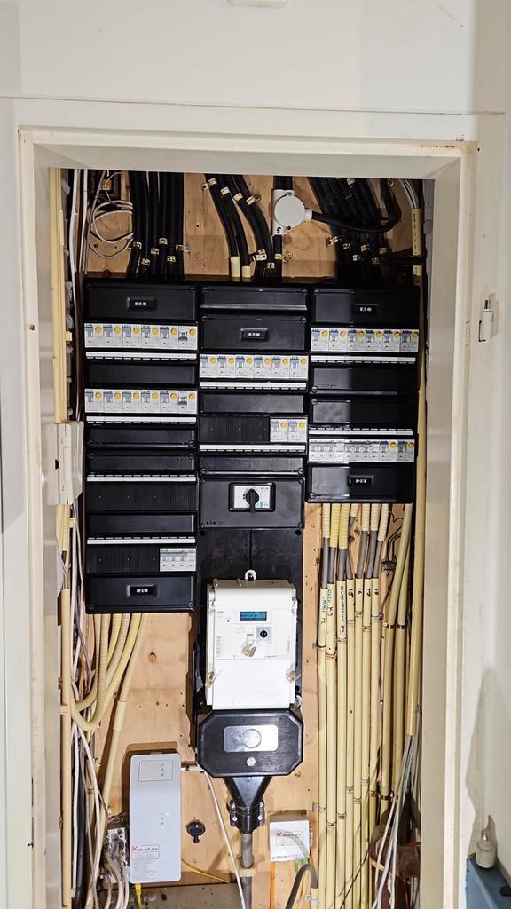 Elektricien elektromonteur meterkast, groepenkast, ,, Doe-het-zelf en Verbouw, Deuren en Horren, Nieuw, Garagedeur, 215 cm of meer
