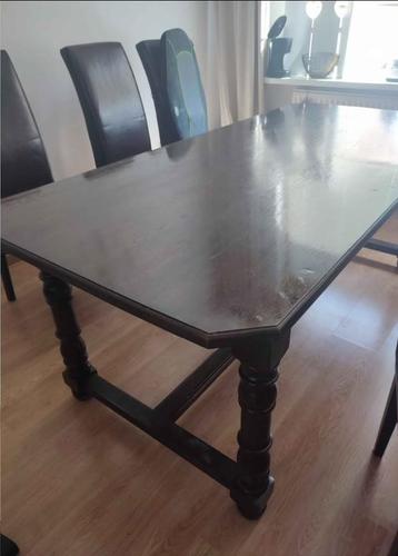Mooie eettafelset massief hout beschikbaar voor biedingen