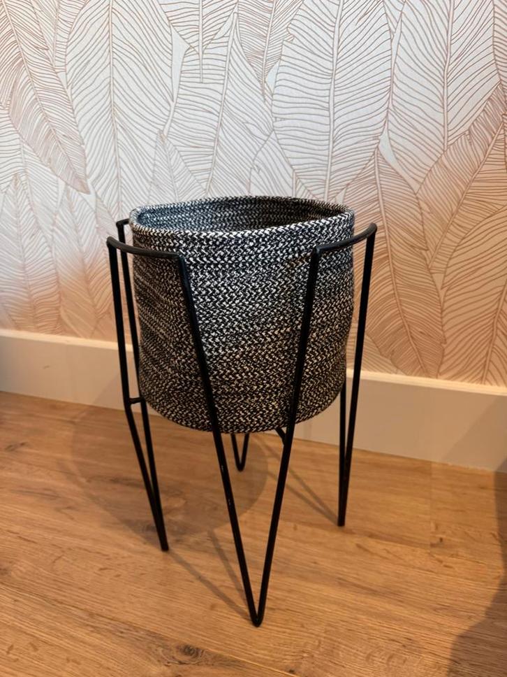Zwarte plantenstandaard, Tuin en Terras, Bloempotten, Zo goed als nieuw, Metaal, Binnen, Minder dan 40 cm, Minder dan 25 cm, Rond