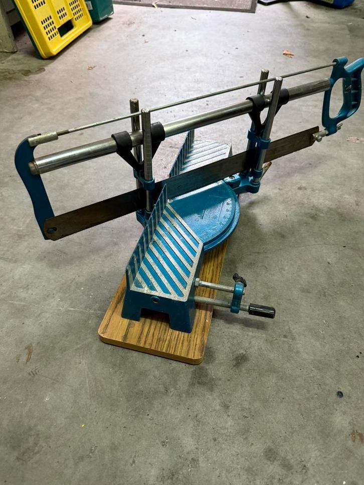 Verstekbak met verstekzaag, Doe-het-zelf en Verbouw, Gereedschap | Zaagmachines, Zo goed als nieuw, Afkortzaag, 1200 watt of meer