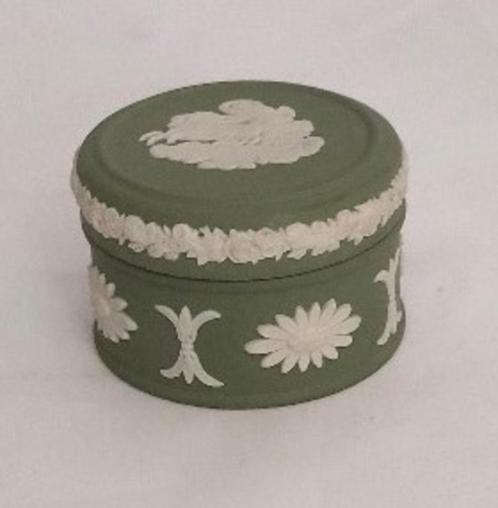 Wedgwood Jasperware Green pillbox met deksel decor Aurora, Antiek en Kunst, Curiosa en Brocante, Ophalen of Verzenden