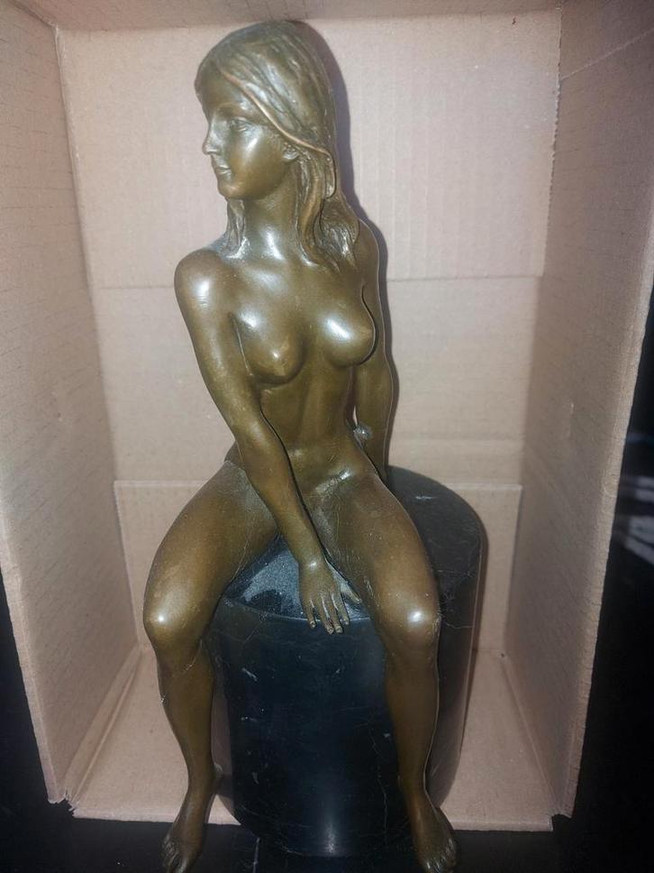 Bronzen beeld van een zittende vrouw, Antiek en Kunst, Kunst | Beelden en Houtsnijwerken, Ophalen of Verzenden