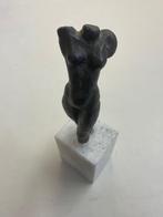 Bronsen torso/beeld op stenen voet, Antiek en Kunst, Kunst | Beelden en Houtsnijwerken, Ophalen of Verzenden