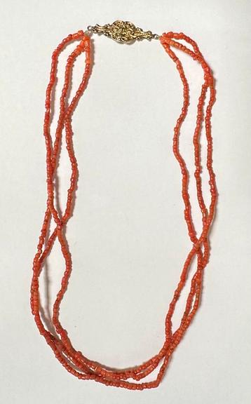 Bloedkoralen ketting met 3 snoeren Lengte 3x51 cm. 56 gram beschikbaar voor biedingen