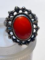 Antieke zilveren ring met bloedkoraal, Sieraden, Tassen en Uiterlijk, Ringen, Gebruikt, Ophalen of Verzenden, 17 tot 18, Met edelsteen