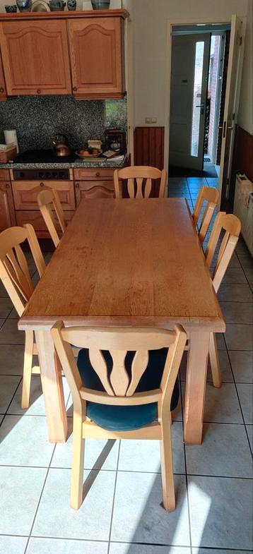 Houten Eettafel met 6 Stoelen beschikbaar voor biedingen