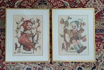 Twee vintage ingelijste borduurwerken Hummel, wanddecoratie beschikbaar voor biedingen