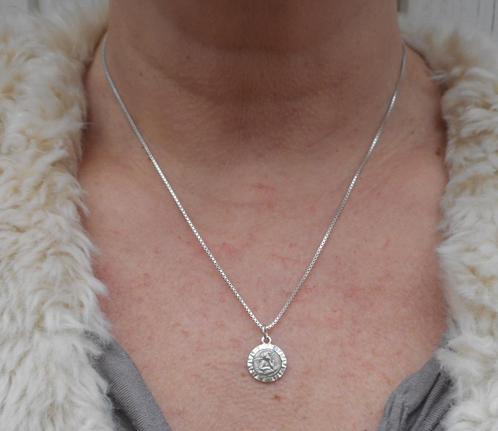 Zilveren ketting met religie hangertje nr.1073, Sieraden, Tassen en Uiterlijk, Kettingen, Gebruikt, Zilver, Zilver, Met hanger