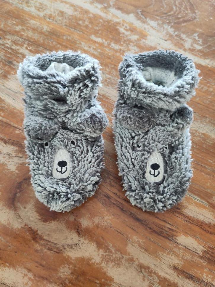 Donkergrijze slofjes beer Hema 9-18 maanden, Kinderen en Baby's, Babykleding | Schoentjes en Sokjes, Zo goed als nieuw, Jongetje of Meisje