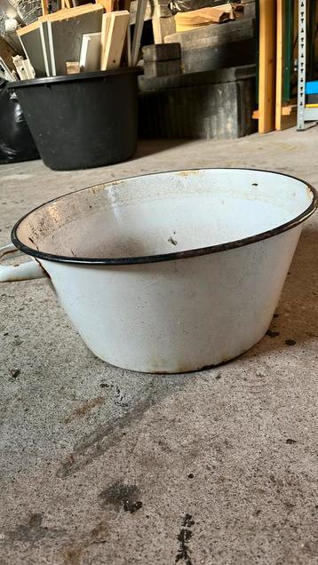 Ouderwetse Emaile Wasteil. beschikbaar voor biedingen