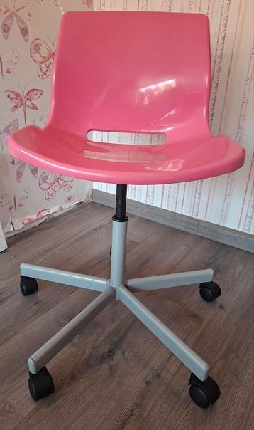 Roze bureaustoel beschikbaar voor biedingen