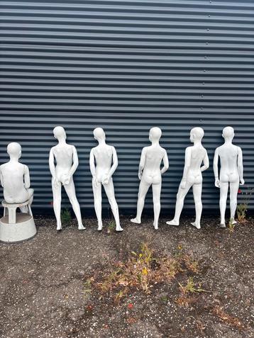 Kinder paspoppen / mannequins beschikbaar voor biedingen