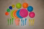 4 kleurrijke sets kinderservies en bestek, Overige materialen, Gebruikt, Ophalen of Verzenden, Overige stijlen